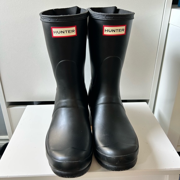 Hunter Shoes - Hunter Women’s Original Short Back Adjustable Boot |
Size: US 7 | Colour: Black